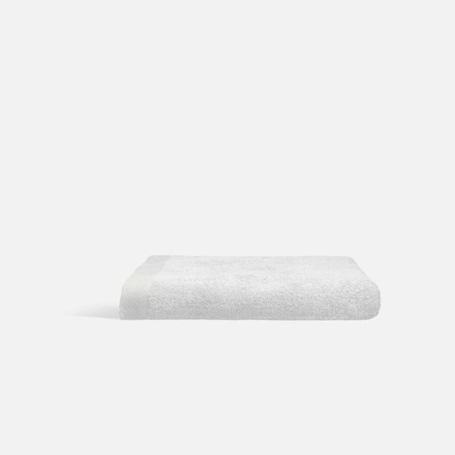 Découvrez le summum du raffinement avec notre serviette de bain en pulpe de bambou, magnifiquement mise en valeur dans ce packshot luxueux. Fabriquée à partir de fibres de bambou naturelles, cette serviette incarne l'élégance et le confort absolu. Son toucher délicieusement doux vous enveloppe dans une sensation de bien-être dès que vous la touchez, vous offrant une expérience de bain digne d'un spa cinq étoiles. Avec sa capacité d'absorption exceptionnelle et sa qualité supérieure, notre serviette en pulpe de bambou redéfinit le luxe au quotidien. Plongez dans un océan de détente et de sophistication avec notre serviette de bain haut de gamme, conçue pour vous offrir une expérience de bain inoubliable à chaque utilisation