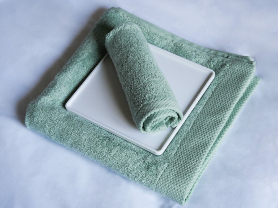 Vue détaillée de serviettes de bain en fibre de bambou d'une qualité supérieure, offrant une expérience de séchage douce et délicate après chaque utilisation.