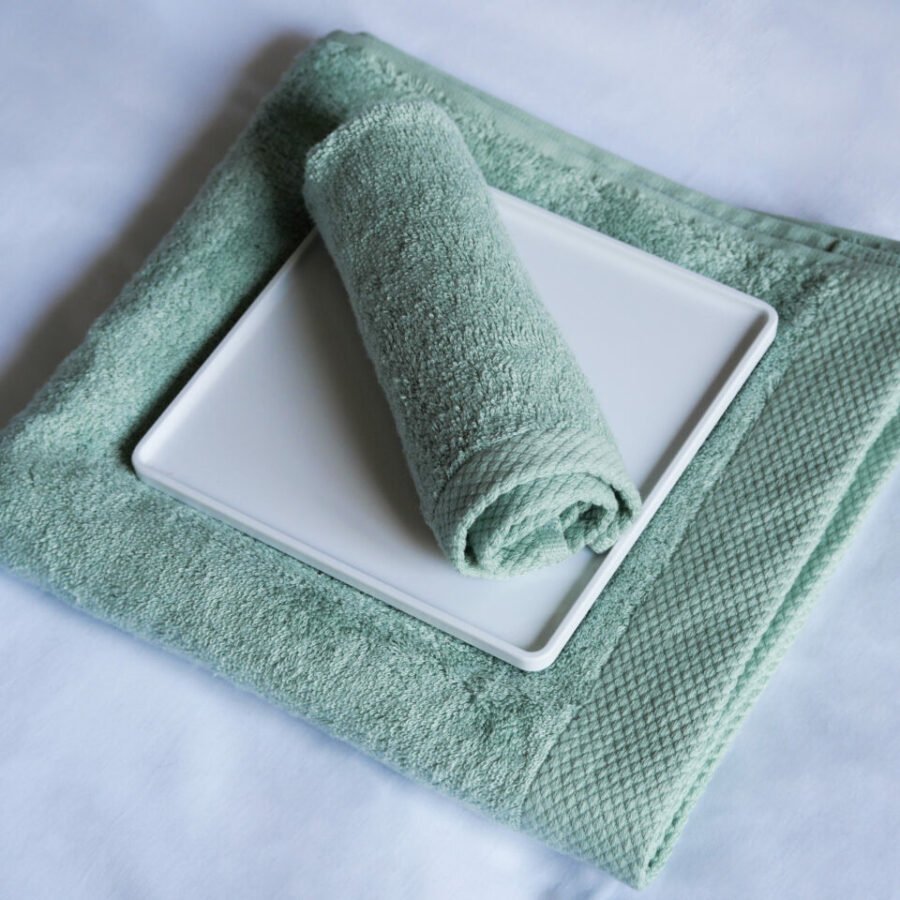 Vue détaillée de serviettes de bain en fibre de bambou d'une qualité supérieure, offrant une expérience de séchage douce et délicate après chaque utilisation.