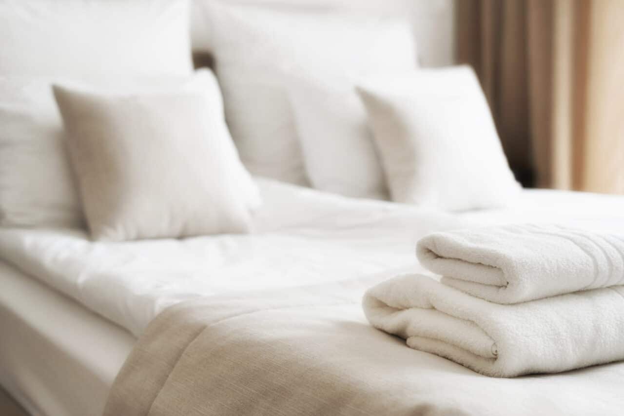 Comment plier le linge de lit dans un hôtel pour optimiser l&rsquo;espace