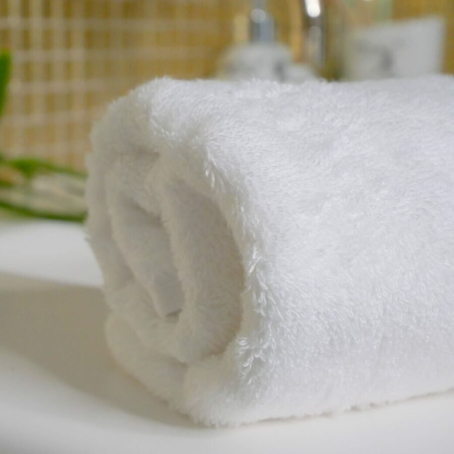 Image d'une serviette en bambou délicatement pliée sur un comptoir en marbre dans une salle de bain haut de gamme