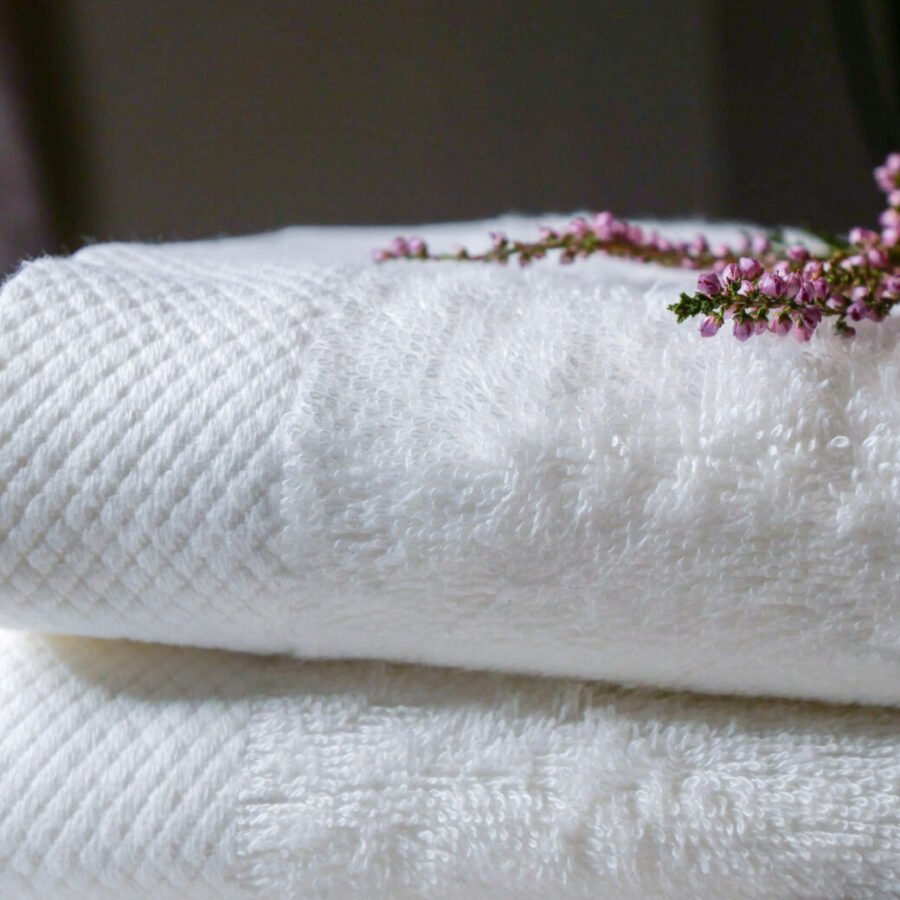 Serviettes de luxe en fibre de bambou, offrant une sensation de douceur et d'absorption supérieure pour une expérience de bain des plus agréables.