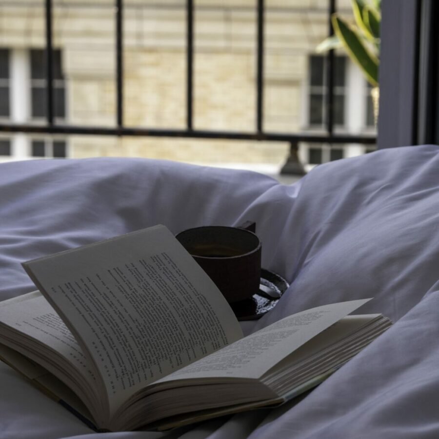 Plongez dans le luxe ultime avec notre collection de linge de lit haut de gamme, un symbole d'élégance intemporelle. Dans cet appartement parisien somptueux et baigné de lumière, chaque détail respire le raffinement. Imaginez-vous en train de déguster un café exquis et de vous plonger dans un livre captivant, enveloppé dans nos draps en percale de coton doux et nos couettes moelleuses remplies de microgel. Laissez-vous transporter par le confort incomparable de notre literie de luxe, conçue pour vous offrir des nuits de sommeil inoubliables, dans un cadre aussi luxueux que celui de la Ville Lumière