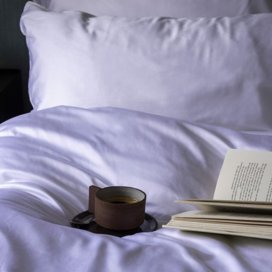 Découvrez une sensation de luxe absolu avec notre collection de linge de lit haut de gamme, où chaque détail incarne l'opulence et le confort. Dans ce somptueux appartement parisien baigné de lumière, laissez-vous envelopper par la douceur soyeuse de nos draps en percale de coton. Imaginez-vous savourant un café délicieux tout en vous prélassant dans ces draps divinement doux, offrant une expérience de sommeil inégalée. Plongez dans le luxe ultime et laissez-vous emporter par la sensation exquise de notre literie, conçue pour élever chaque nuit à un niveau de sophistication supérieur, dans le cadre luxueux d'une résidence parisienne de renom.