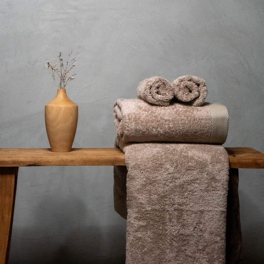 Transformez votre routine quotidienne en un moment de luxe absolu avec nos serviettes sable de qualité supérieure. Disposées avec élégance dans une salle de bain de luxe, ces serviettes sont conçues pour offrir un confort ultime à chaque utilisation. Fabriquées à partir de fibres ultra-douces, nos serviettes sable enveloppent votre peau d'une sensation de douceur exquise dès que vous les touchez. Leur absorption exceptionnelle et leur texture moelleuse ajoutent une touche de raffinement à votre expérience de bain, vous permettant de vous sécher rapidement tout en vous enveloppant de confort. Parfaites pour compléter l'esthétique sophistiquée de votre salle de bain, nos serviettes sable ajoutent une note de chaleur et d'élégance à votre espace de détente. Offrez-vous le luxe suprême et le confort absolu avec nos serviettes sable dans votre salle de bain de luxe.