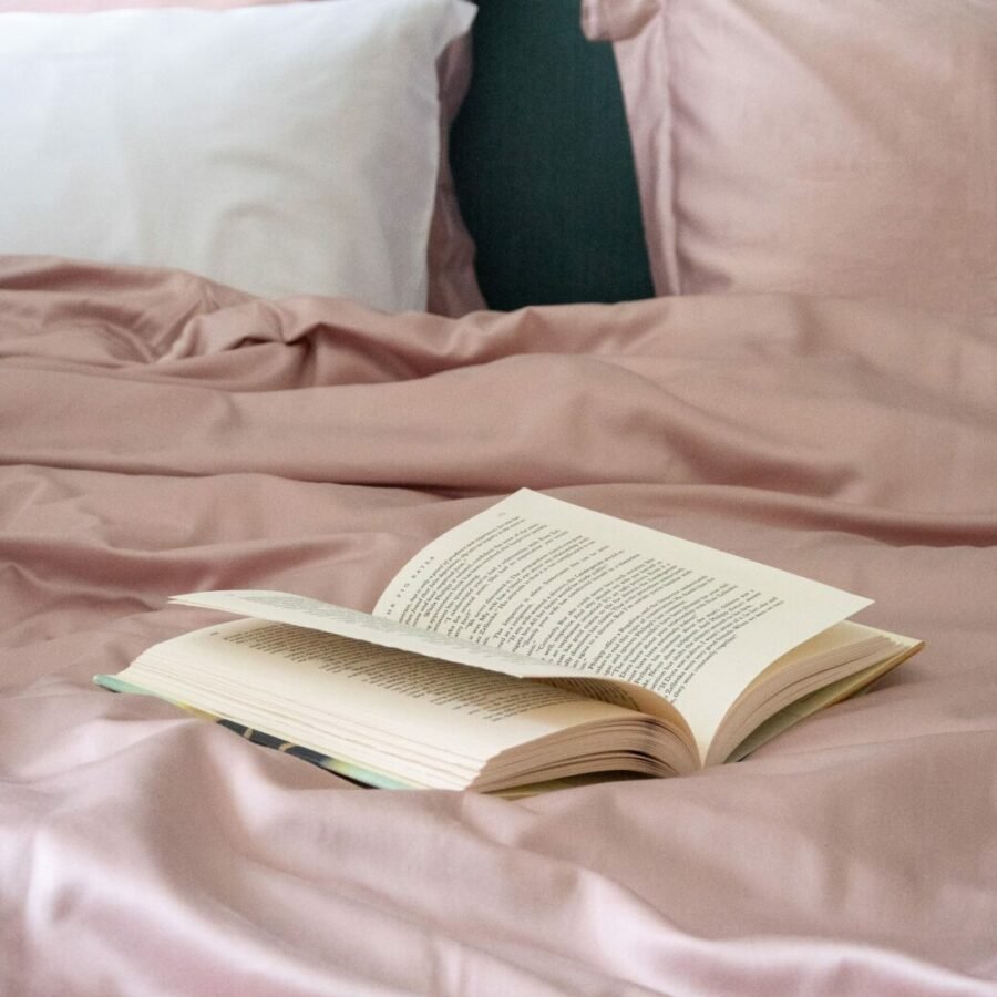 Enveloppez-vous dans le luxe ultime avec notre collection de linge de lit en satin de bambou. Découvrez la douceur incomparable de notre taie d'oreiller, la sophistication de notre housse de couette et le confort sans pareil de notre drap housse. Fabriqués avec soin et attention dans un hôtel de luxe, ces pièces exquises offrent une expérience de sommeil inégalée. Plongez dans le confort et l'élégance avec notre linge de lit en satin de bambou, pour des nuits de repos inoubliables.