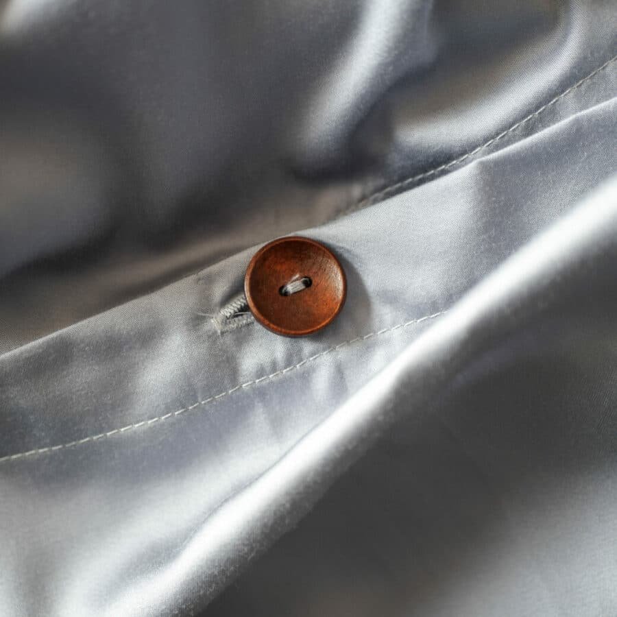 Plongez dans un océan de confort et de luxe avec notre gamme exclusive de linge de lit en satin de bambou, immortalisée dans l'intimité d'un hôtel de prestige. Laissez-vous emporter par la sensation enveloppante de notre taie d'oreiller, la sophistication sans pareille de notre housse de couette et la délicatesse de notre drap housse. Ces pièces d'exception, témoins d'un savoir-faire artisanal exquis, promettent des nuits de sommeil inoubliables. Élevez votre expérience de repos avec notre linge de lit en satin de bambou, pour des moments de pure félicité dans le luxe absolu.