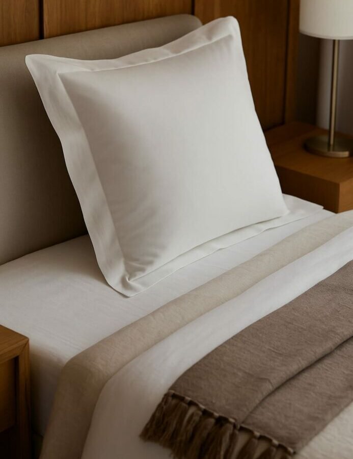 Zoom sur la texture du satin de bambou, montrant la finesse des fibres et la brillance naturelle du tissu.