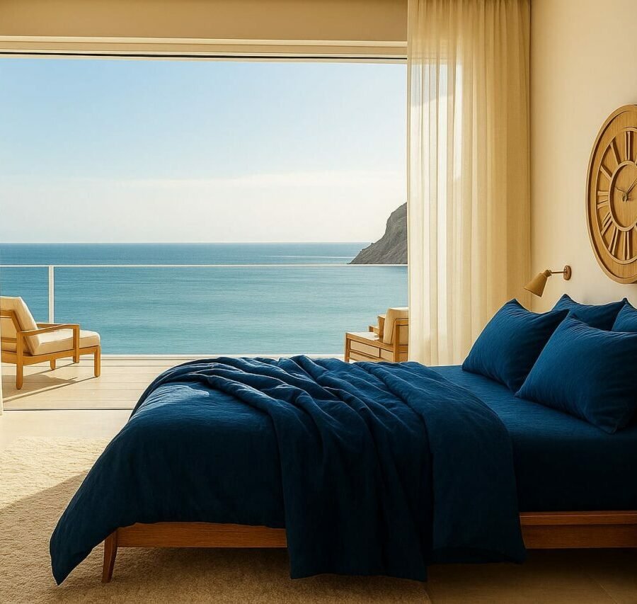 Vue rapprochée d’un drap-housse en satin de bambou enveloppant parfaitement le matelas.